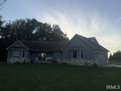 8282 N 900 East Road, New Carlisle, IN, 46552-8861 | Card Image