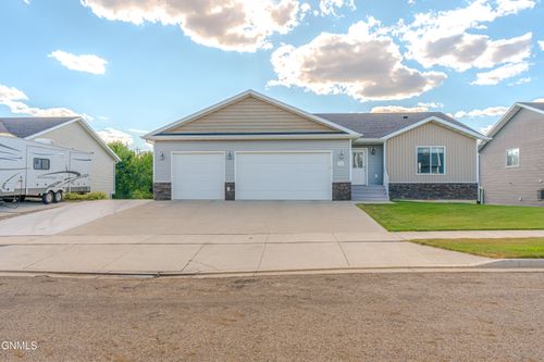 2013 Macedonia Ave Se, Mandan, ND, 58554-5146 | Card Image