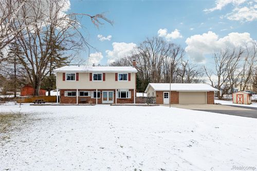 11081 Kelly Rd, Pinckney, MI, 48169-9006 | Card Image