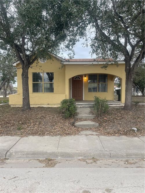 916 S Reynolds St, Alice, TX, 78332-6164 | Card Image