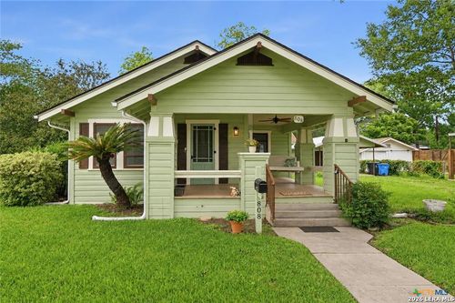 808 E Krezdorn St, Seguin, TX, 78155-3252 | Card Image