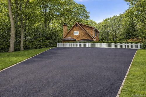 11 Valley St, East Hampton, NY, 11937-3925 | Card Image