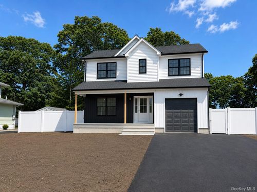 39 Surrey Dr, Center Moriches, NY, 11934-2821 | Card Image