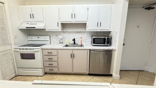 306-240 Lakeview Dr, Weston, FL, 33326-1039 | Card Image
