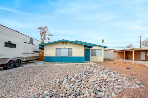 3247 Greenbriar Dr, Las Vegas, NV, 89121-2441 | Card Image