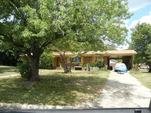 2 Tipton Ct, Greensboro, NC, 27406-1253 | Card Image