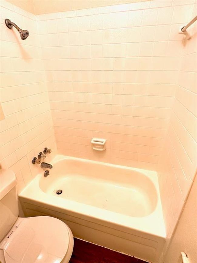 Full bath with toilet and bathing tub / shower combination | Image 10