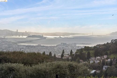 5 Woodside Way, Oakland, CA, 94611-1061 | Card Image