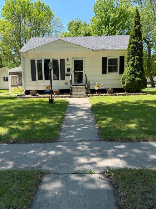 1748 S 2nd St, ABERDEEN, SD, 57401-7416 | Card Image