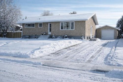 111 Webb St, Hinton, AB, T7V1B8 | Card Image