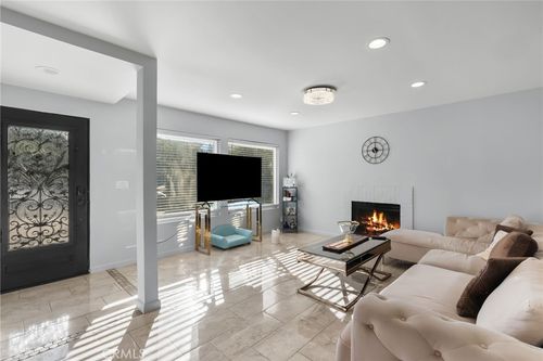4700 Topanga Canyon Blvd, Woodland Hills, CA, 91364-5224 | Card Image