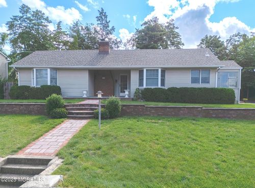 18 East Dr, Toms River, NJ, 08753-6841 | Card Image