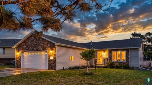 109 E Ponderosa Cir, Brandon, SD, 57005-1900 | Card Image