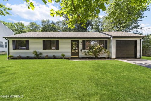 112 Beacon St, MOORESTOWN, NJ, 08057-2204 | Card Image