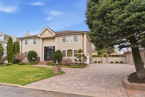 2 Knoll Ln, Glen Head, NY, 11545-1328 | Card Image