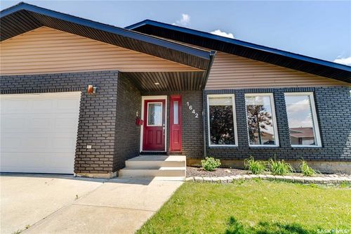 1642 Bingham Rd, House with 4 bedrooms, 3 bathrooms and 4 parking in Moose Jaw SK | Card Image