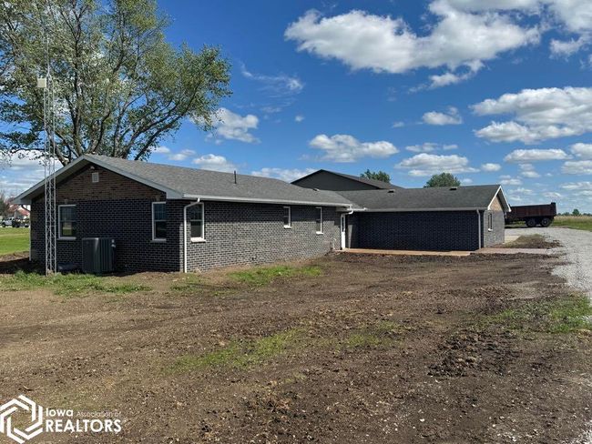 19229 Highway 5, Home with 4 bedrooms, 2 bathrooms and 2 parking in Centerville IA | Image 15