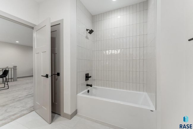 8611 W Shoreline Pl, Townhouse with 3 bedrooms, 3 bathrooms and null parking in Sioux Falls SD | Image 21