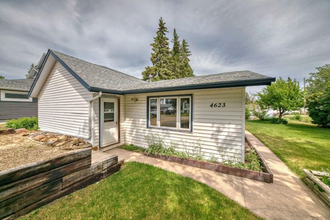 4623 48 Street, House detached with 3 bedrooms, 1 bathrooms and 1 parking in Sylvan Lake AB | Image 2