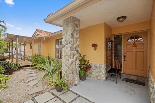 15824 Cotswold Ct, Davie, FL, 33331-3464 | Card Image
