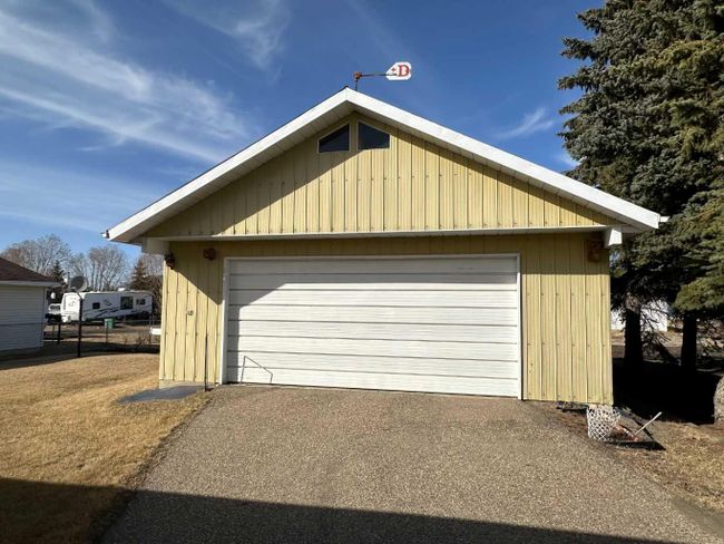 108 6 Avenue Sw, Home with 2 bedrooms, 1 bathrooms and 5 parking in Falher AB | Image 2