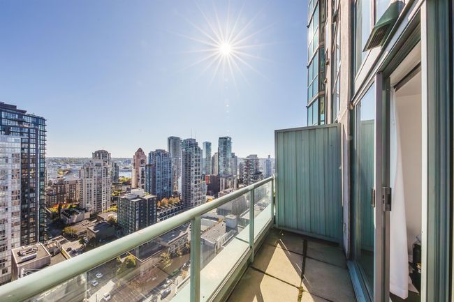 2404 - 1188 Howe Street, Condo with 2 bedrooms, 2 bathrooms and 1 parking in Vancouver BC | Image 12