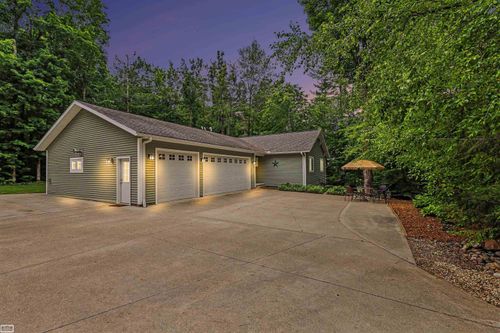 7903 Macatawa Trl, Gaylord, MI, 49735-8832 | Card Image