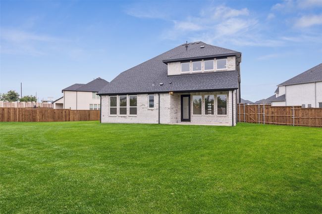 The kids and pets will love playing outside in this fantastic back yar! | Image 18