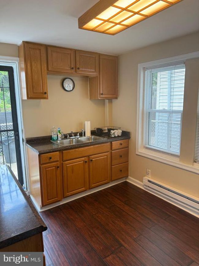 806 E 8 Th St, Townhouse with 2 bedrooms, 1 bathrooms and null parking in WILMINGTON DE | Image 4