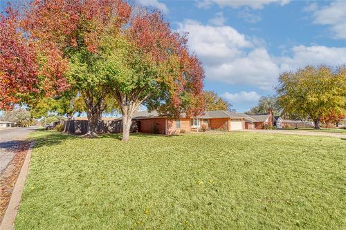 1421 W B Ave, Elk City, OK, 73644-3923 | Card Image