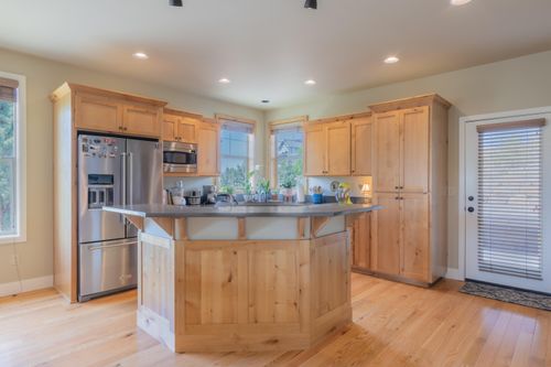 1202 Se Yarrow Ave, Madras, OR, 97741-1037 | Card Image