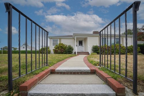 22 Smith St, Dartmouth, MA, 02748-2322 | Card Image