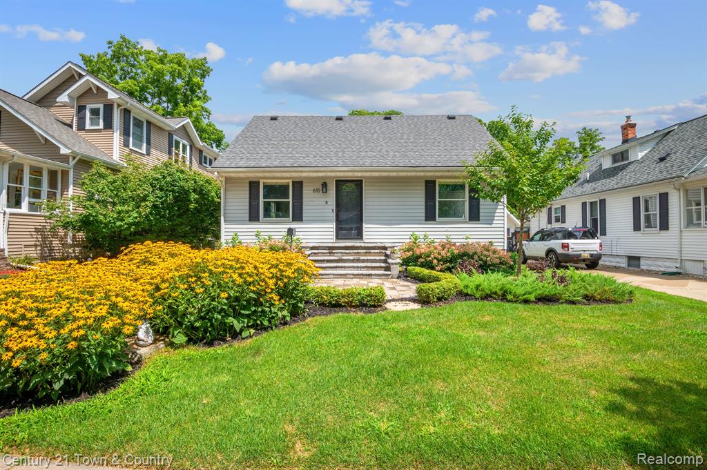 Harvey St, Plymouth, MI 48170