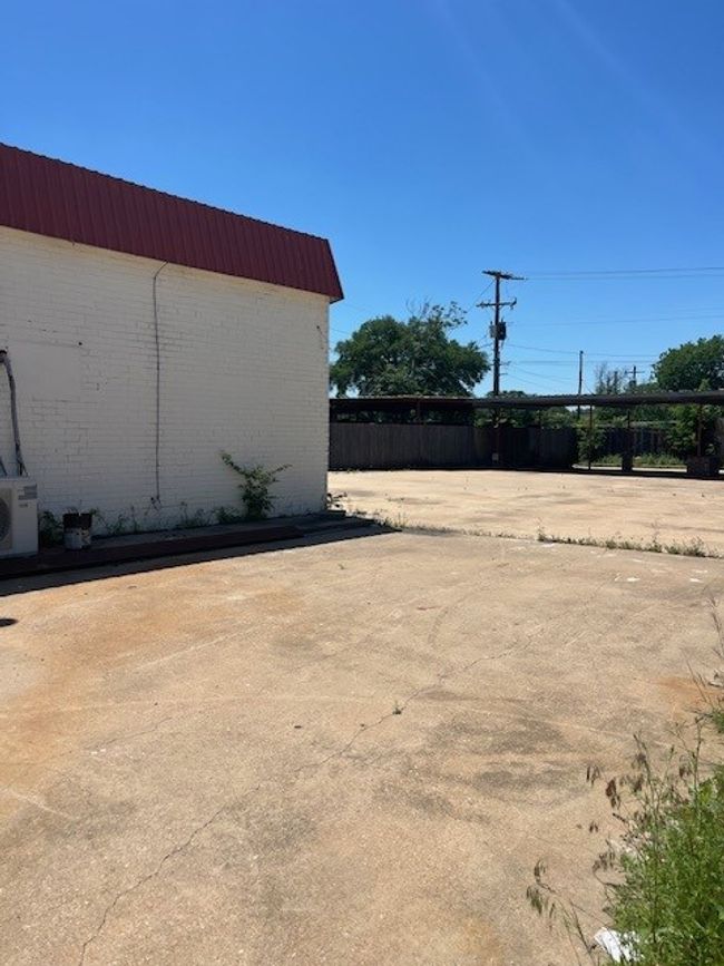 View of yard with ac unit | Image 12