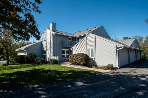 15638 W Ridge Road, New Berlin, WI, 53151 | Card Image