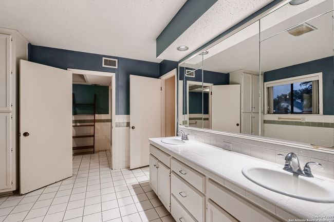 201 Sheffield, House other with 5 bedrooms, 5 bathrooms and null parking in Castle Hills TX | Image 45