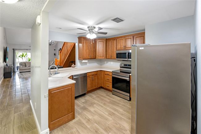 894 Ne Sandalwood Pl, Townhouse with 3 bedrooms, 3 bathrooms and null parking in Jensen Beach FL | Image 4