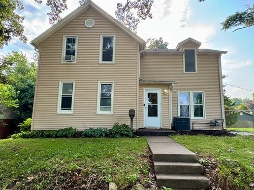 3220 Cleveland St, Clinton, IA, 52732-1448 | Card Image