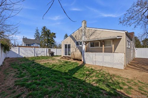 108 4th Street, Islip, NY, 11717 | Card Image