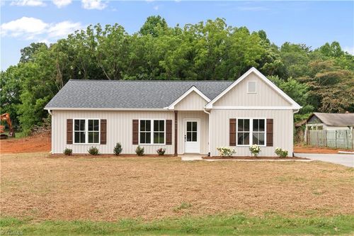 7956 Glade St, Rural Hall, NC, 27045-9150 | Card Image