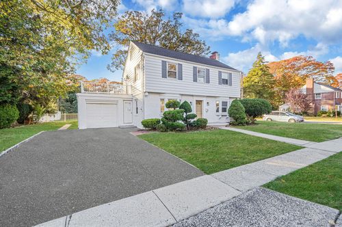 25 Oxford Dr, Freeport, NY, 11520-1143 | Card Image