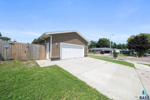 3305 E 13th St, Sioux Falls, SD, 57103-2500 | Card Image