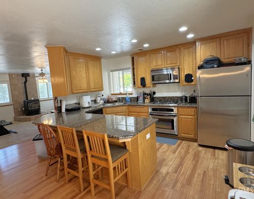22477 Zurich Dr, Tehachapi, CA, 93561-7711 | Card Image