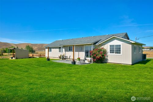 1240 W Huntzinger Rd, Selah, WA, 98942-9027 | Card Image