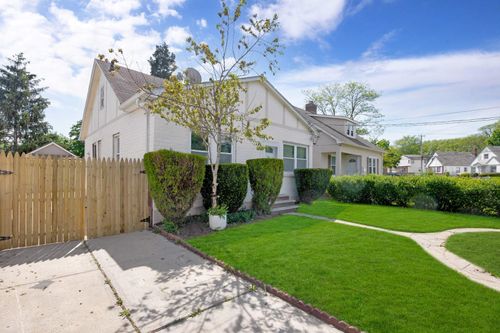10 Wellington Pl, Hempstead, NY, 11550-1813 | Card Image