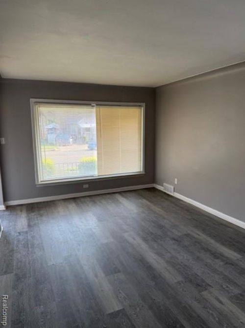 15018 Seymour St, Detroit, MI, 48205-3513 | Card Image