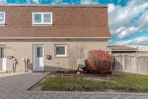 17 Town House Cres, Brampton, ON, L6W3C3 | Card Image