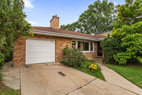 6433 N Trumbull Ave, Lincolnwood, IL, 60712-3820 | Card Image