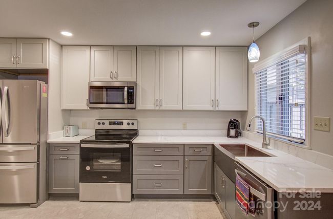 460 Crowfields Dr, Condo with 3 bedrooms, 3 bathrooms and null parking in Asheville NC | Image 4