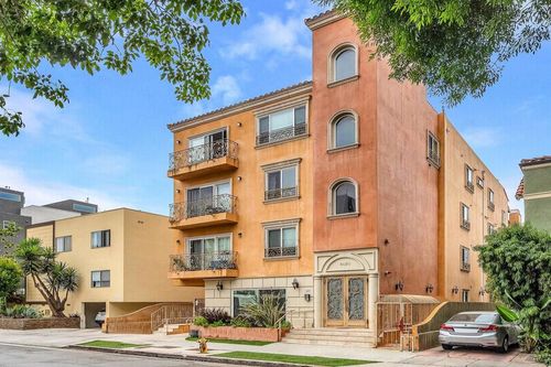 201-8420 Blackburn Ave, Los Angeles, CA, 90036-3143 | Card Image
